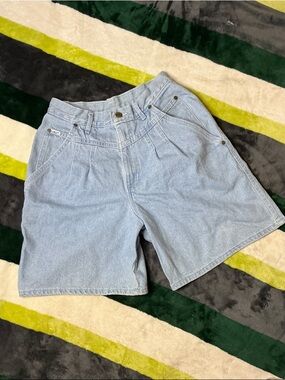 Vintage 80’s CHIC High Waisted Pleated Denim Mom Shorts Size 10
